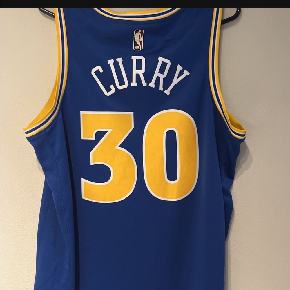 Warriors jersey (curry) Size: Large